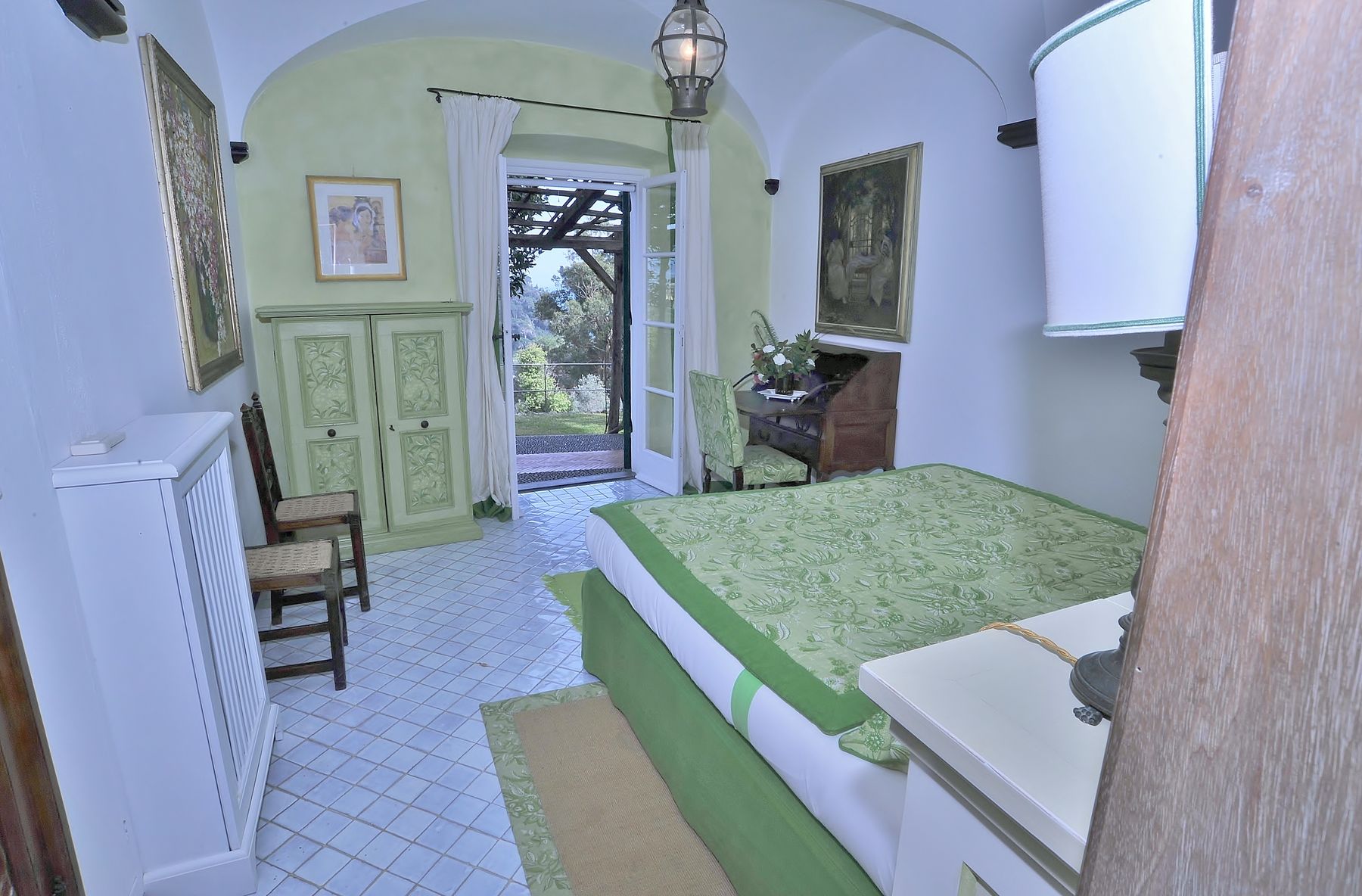 Queen bedroom