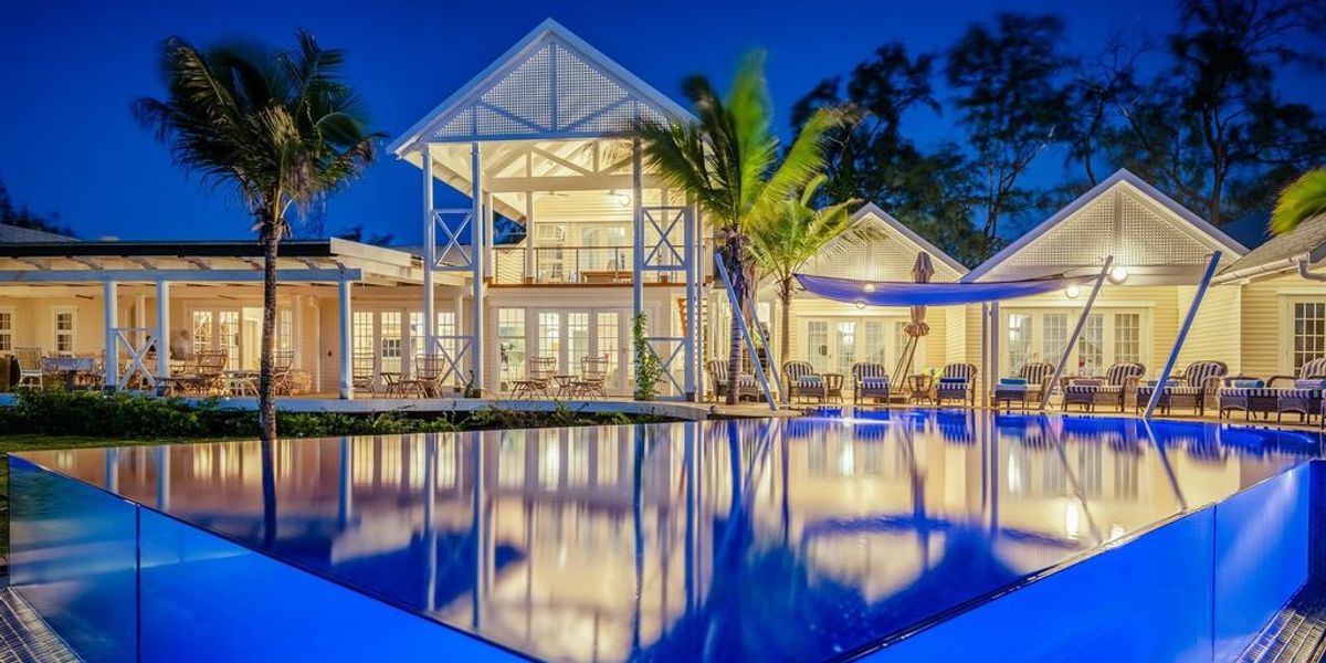 Thanda Island villa photo.