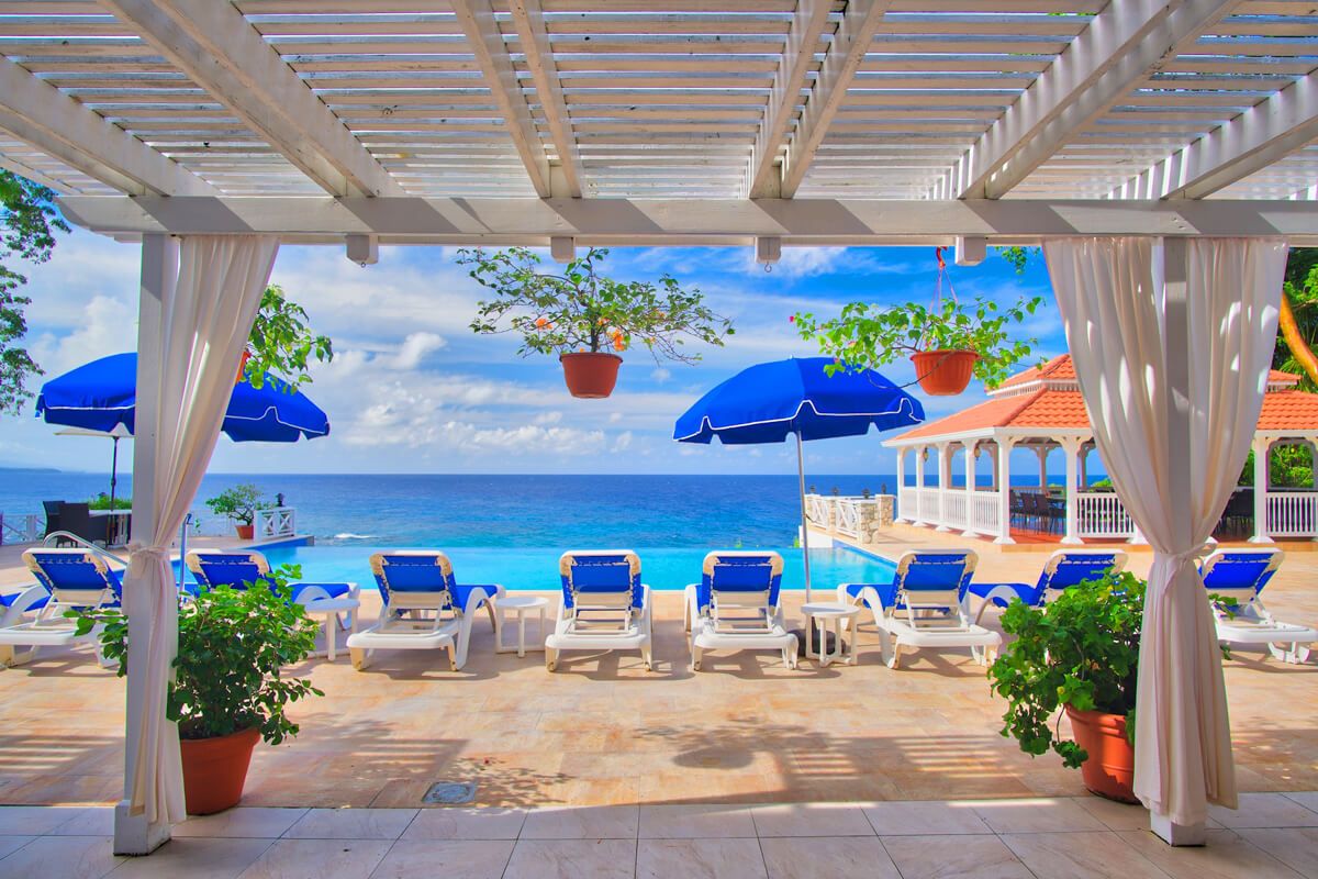 Patio area and infinity pool at Golden Clouds Villa
