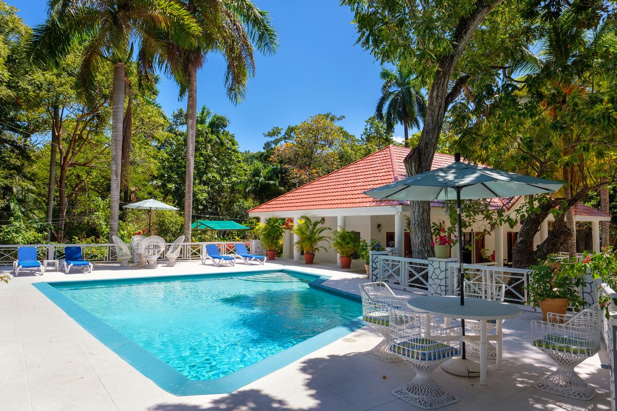 Garden Cottage pool and sun deck