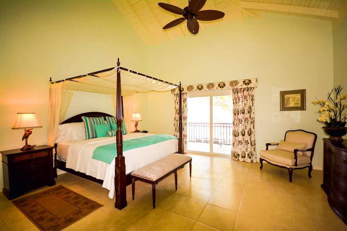 Lotus Suite king bed