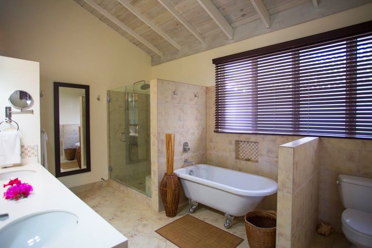 En suite master bath