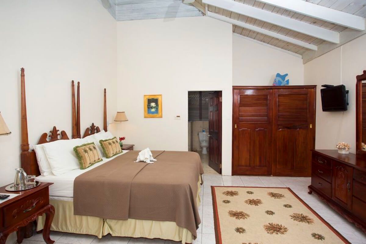 Hibiscus Suite king bed - can be arranged as two twins with advanced notice