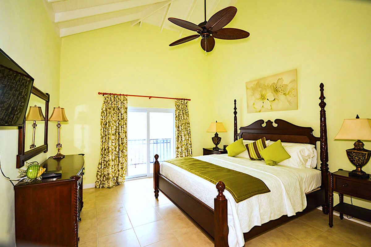 Bird of Paradise Suite king bed