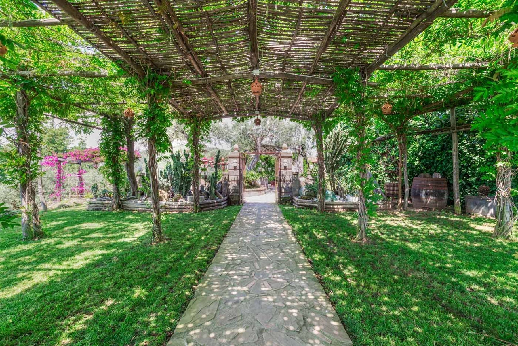 Romeo villa photo.