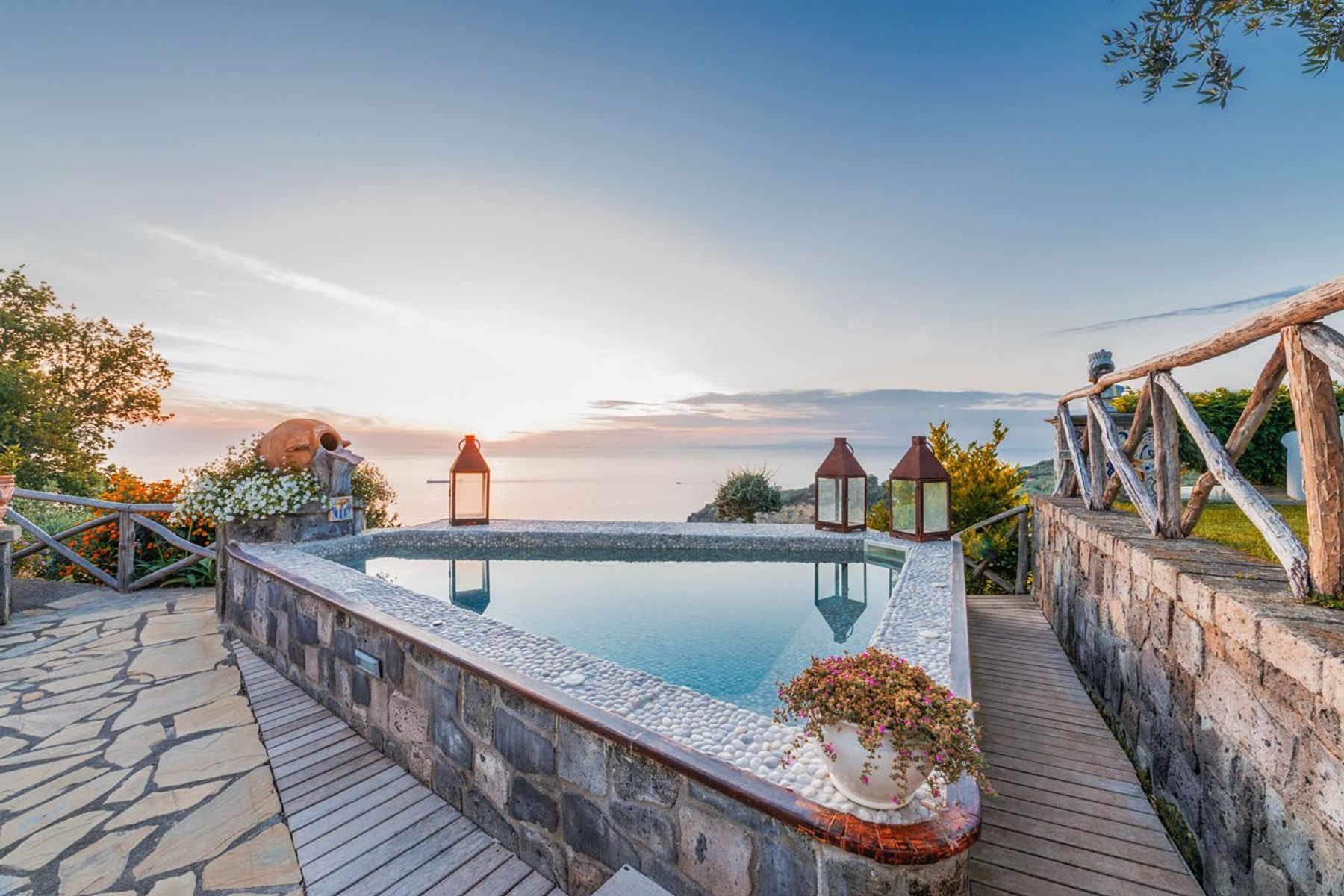 Romeo villa photo.