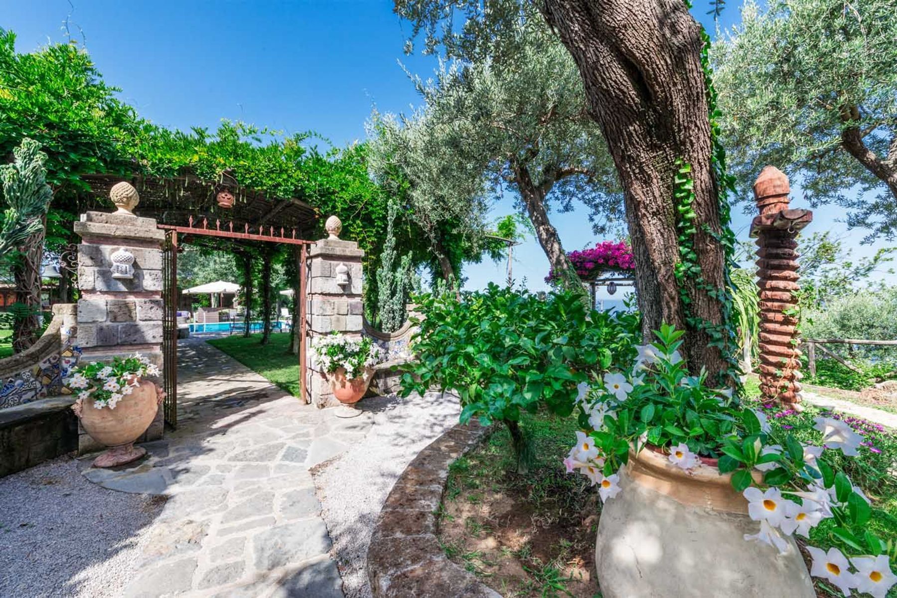 Romeo villa photo.