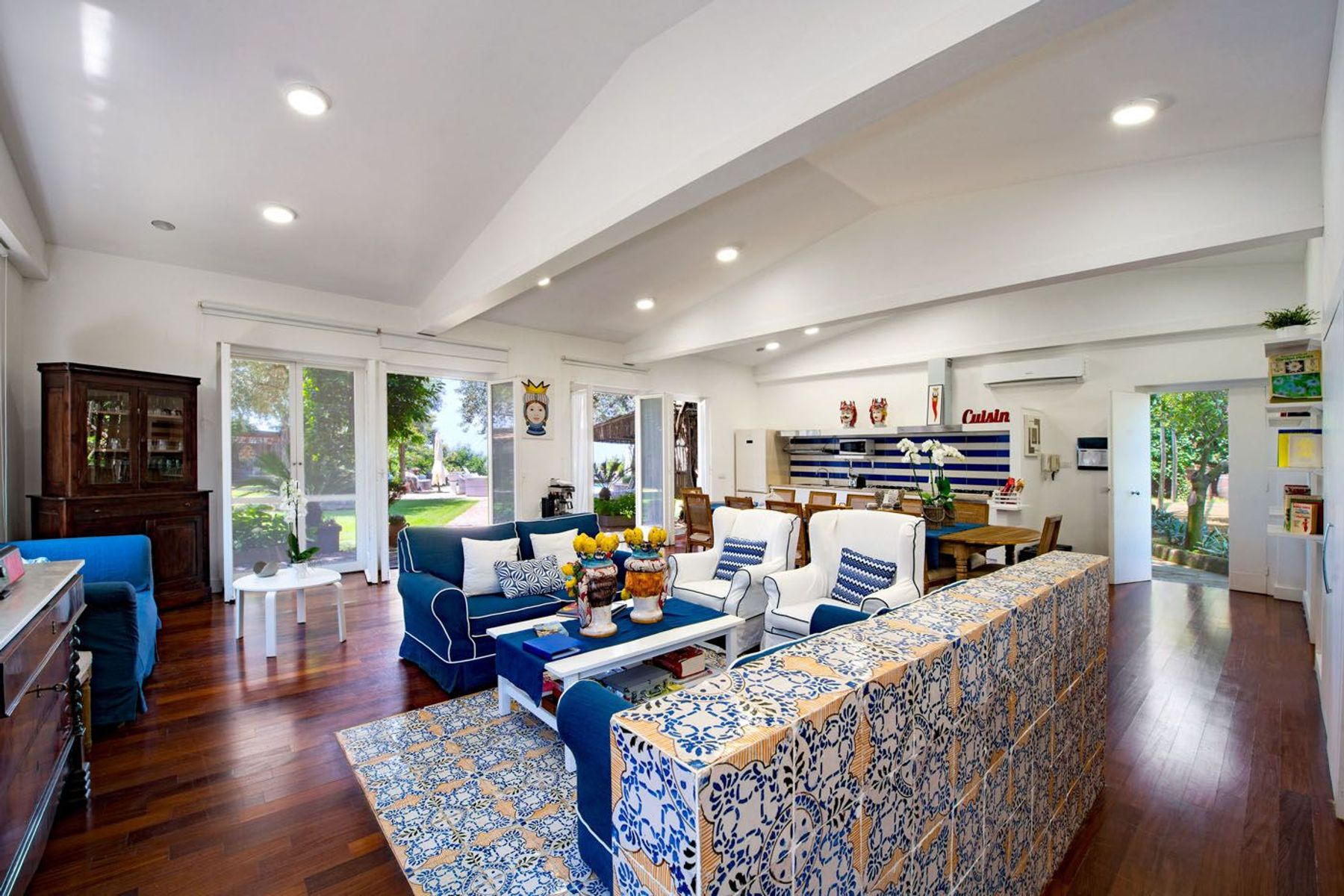 Romeo villa photo.