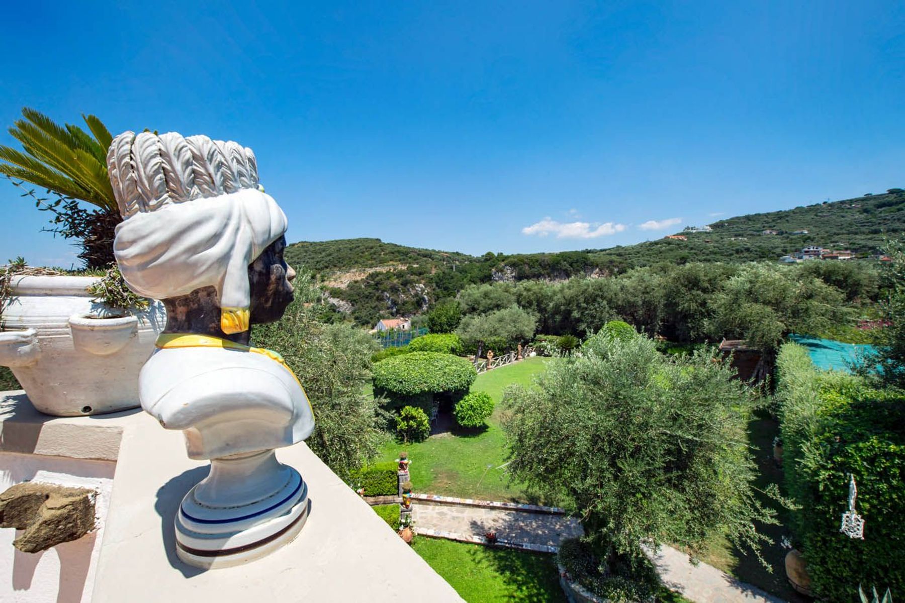 Romeo villa photo.