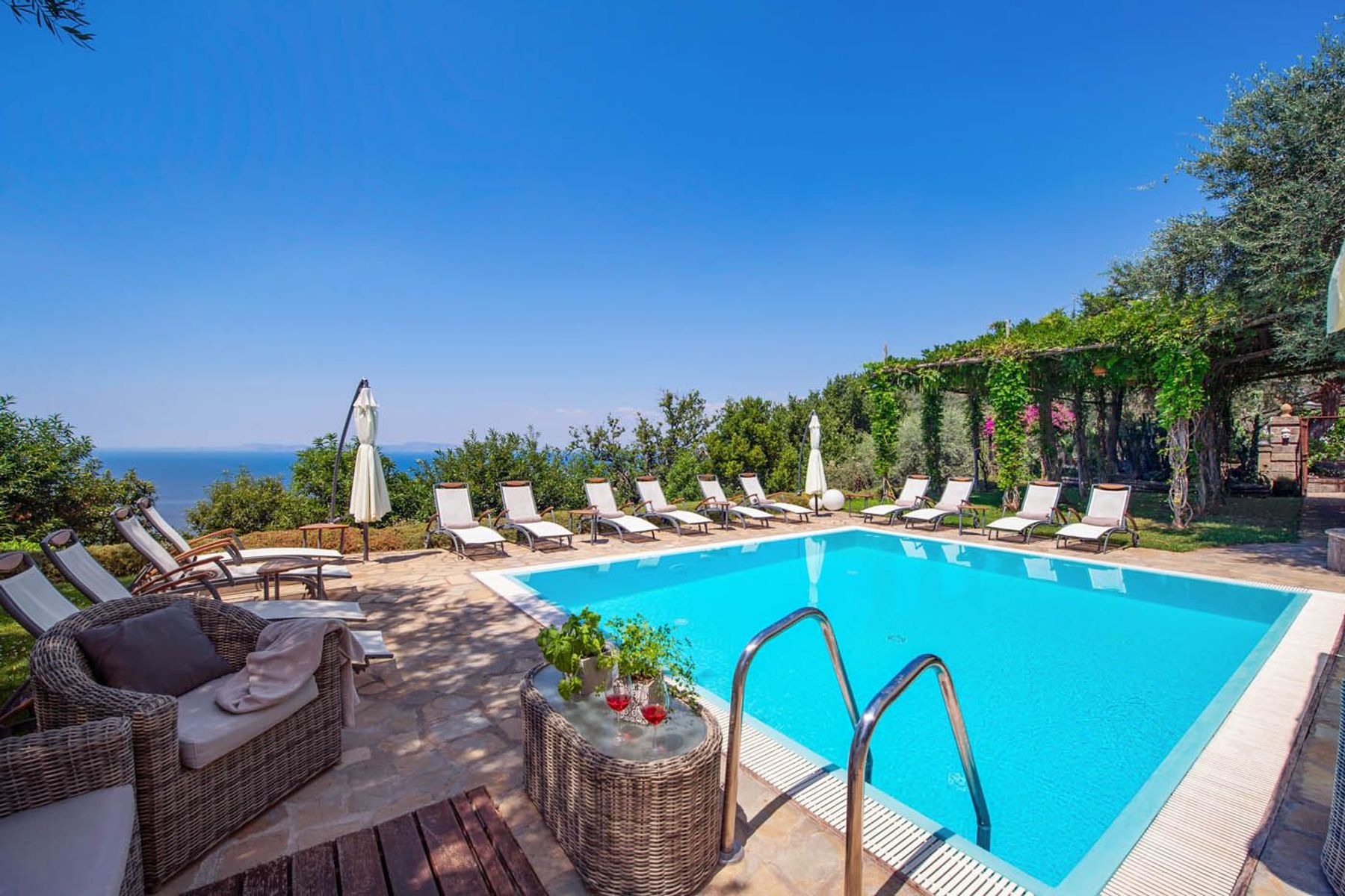 Romeo villa photo.