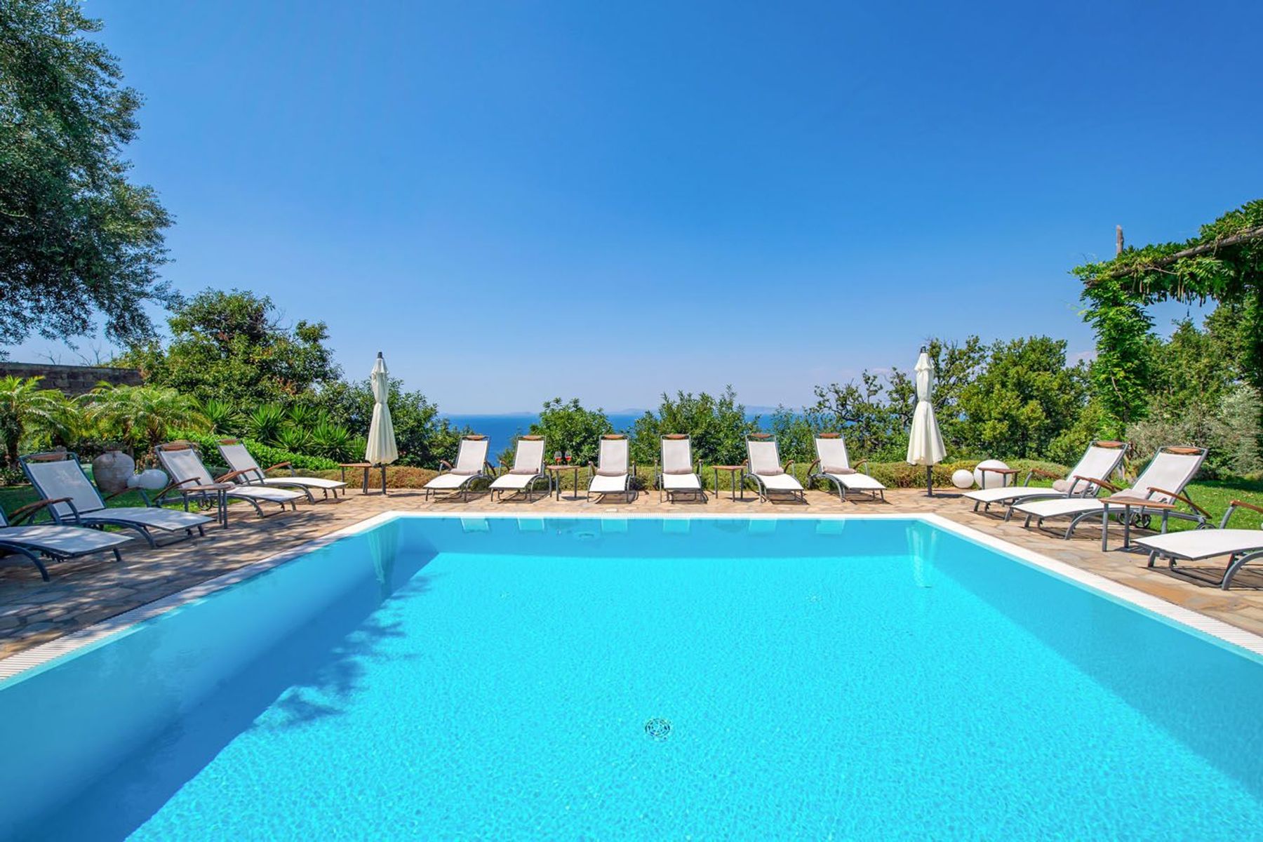 Romeo villa photo.