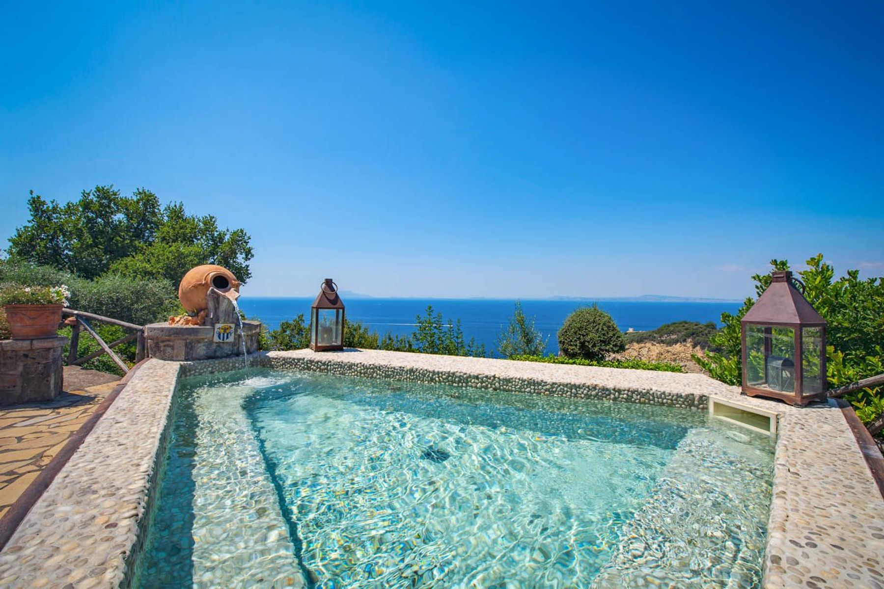 Romeo villa photo.