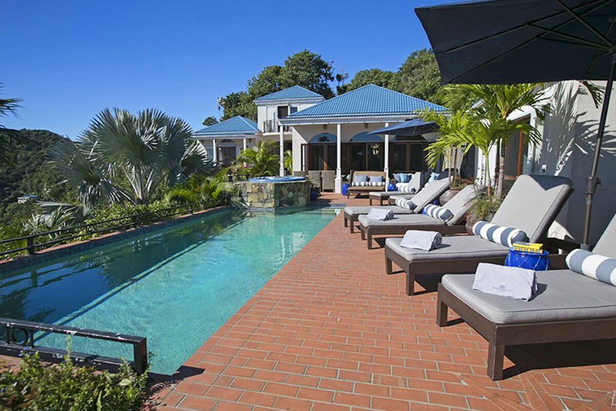 Loung poolside
