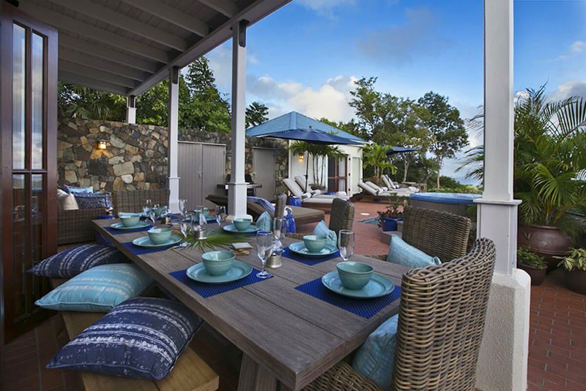 Outdoor dining for eight