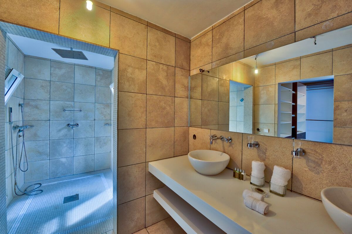 En suite bathroom with a bathtub