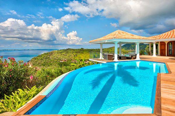 Happy Bay Villa is located on the northern coast of the island within walking distance of Friars Bay