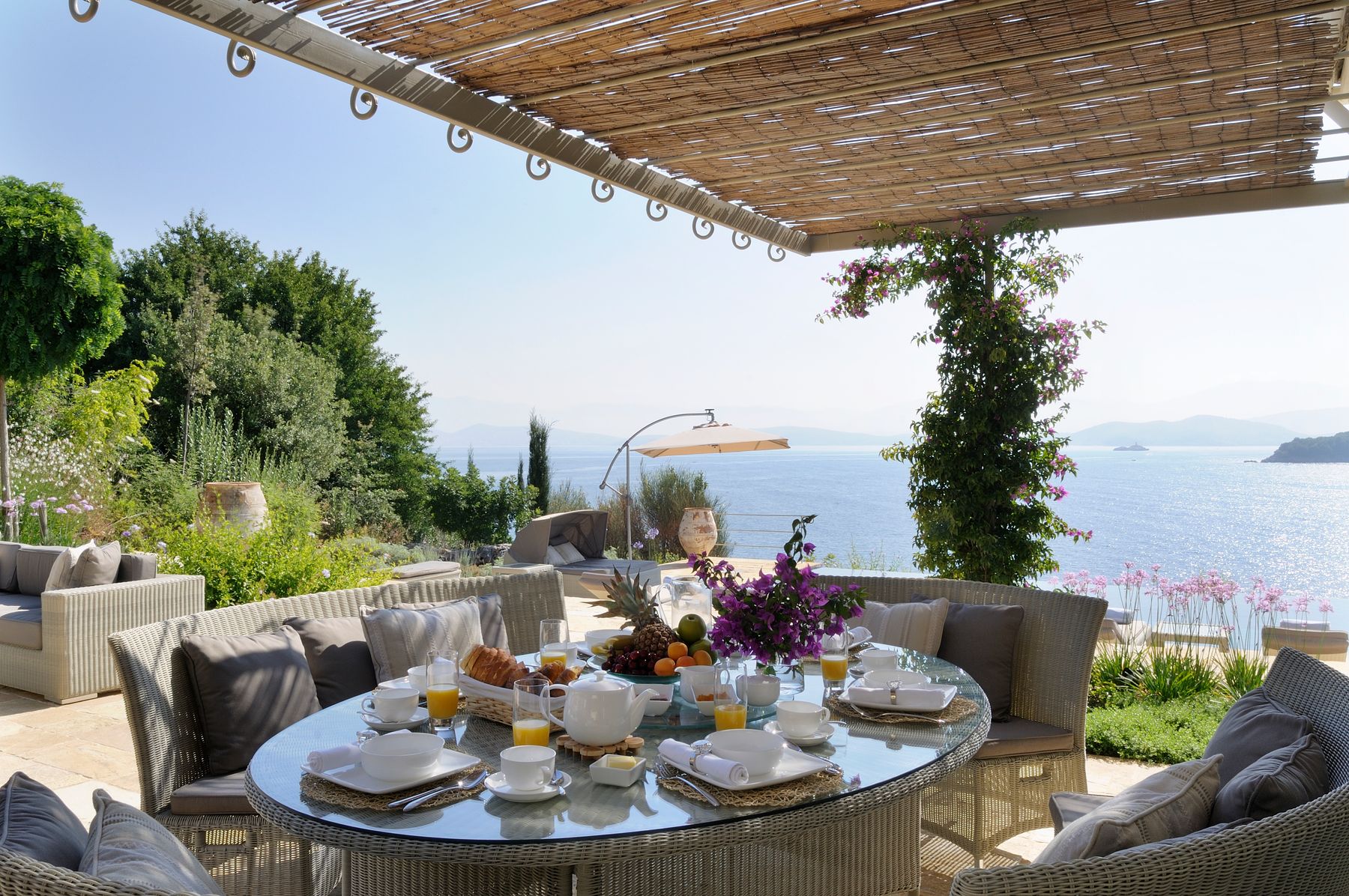 Cozy and chic circular lounge and dining area protected from sun and winds, the perfect entertaining space to have meals together.
