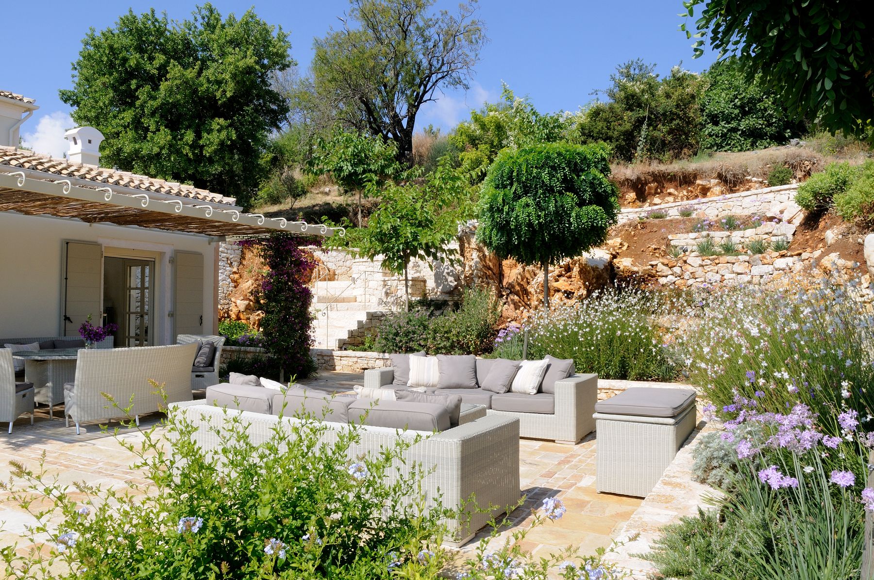 Spend summer afternoons relaxing together in the outdoor lounge space, set against verdant gardens and fantastic flora. 