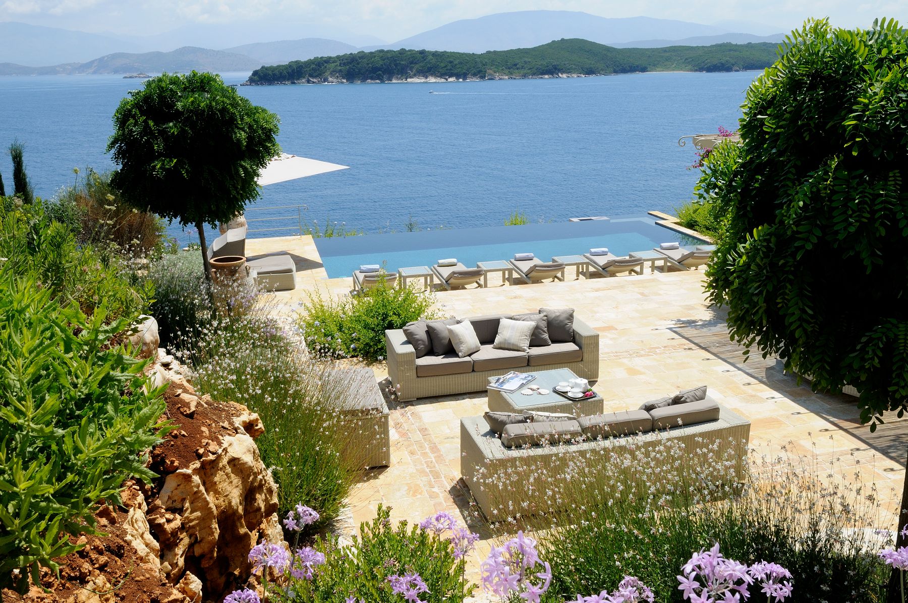 With completely privacy and peace and incredible sea views, this superb villa has plenty of space for groups of friends or family wishing to travel together. 