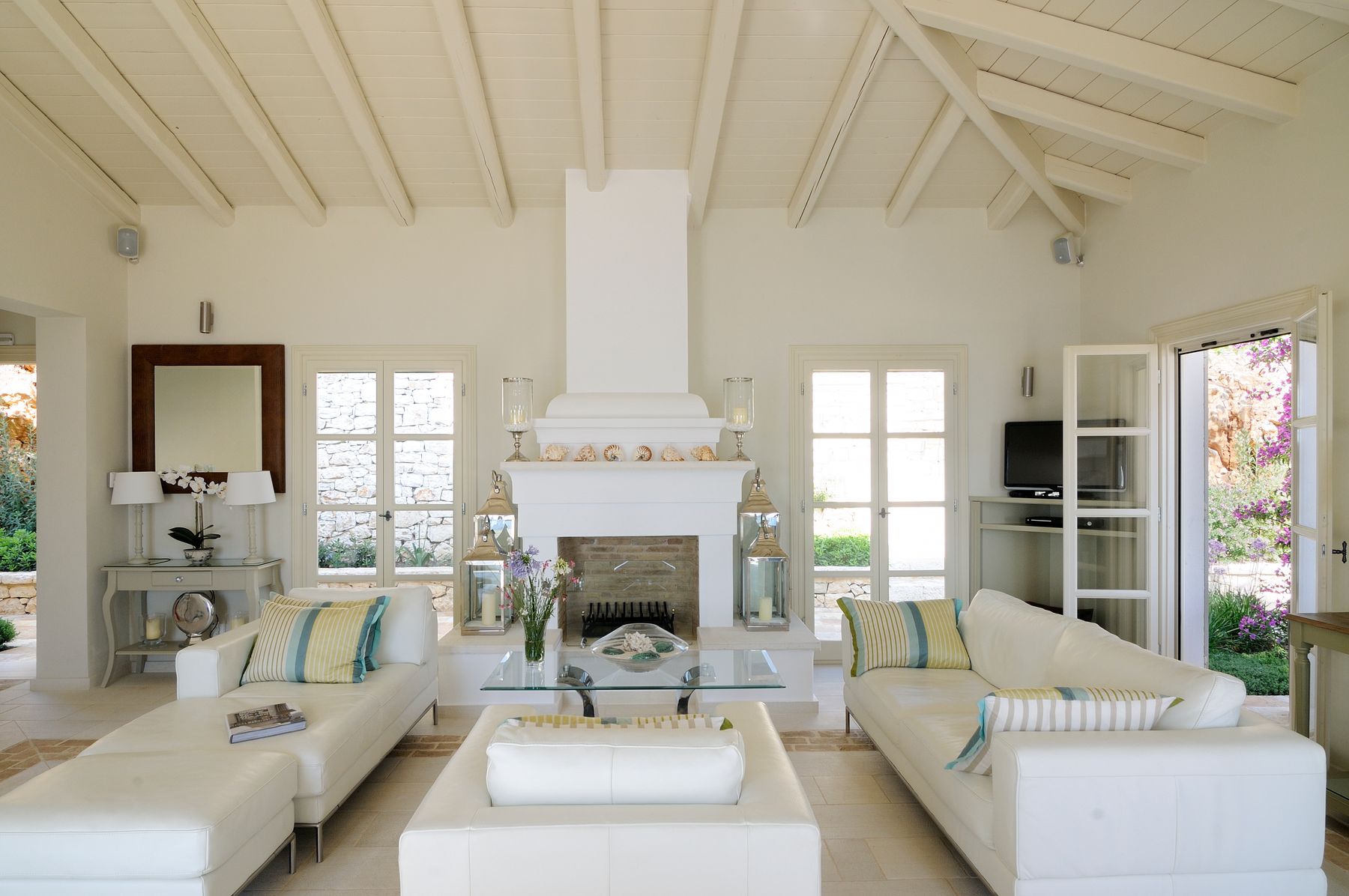 The interior is a fine combination of minimalism and elegance, creating an extraordinary space to unwind.