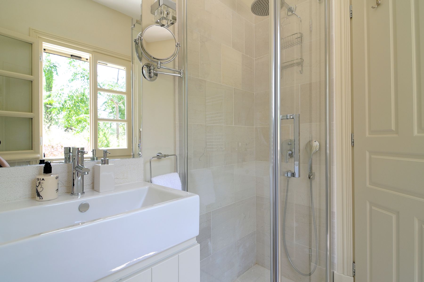 Bright and light modern ensuite bathroom with walk-in shower.