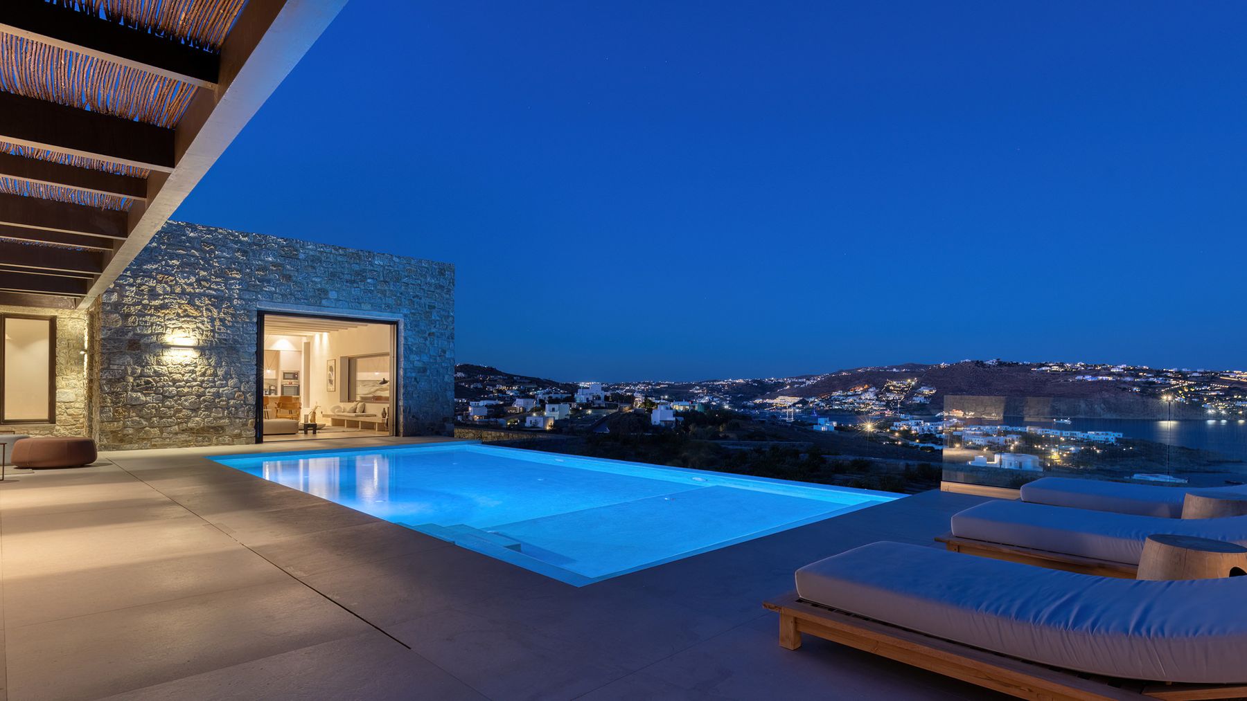 Avalon Above villa photo.