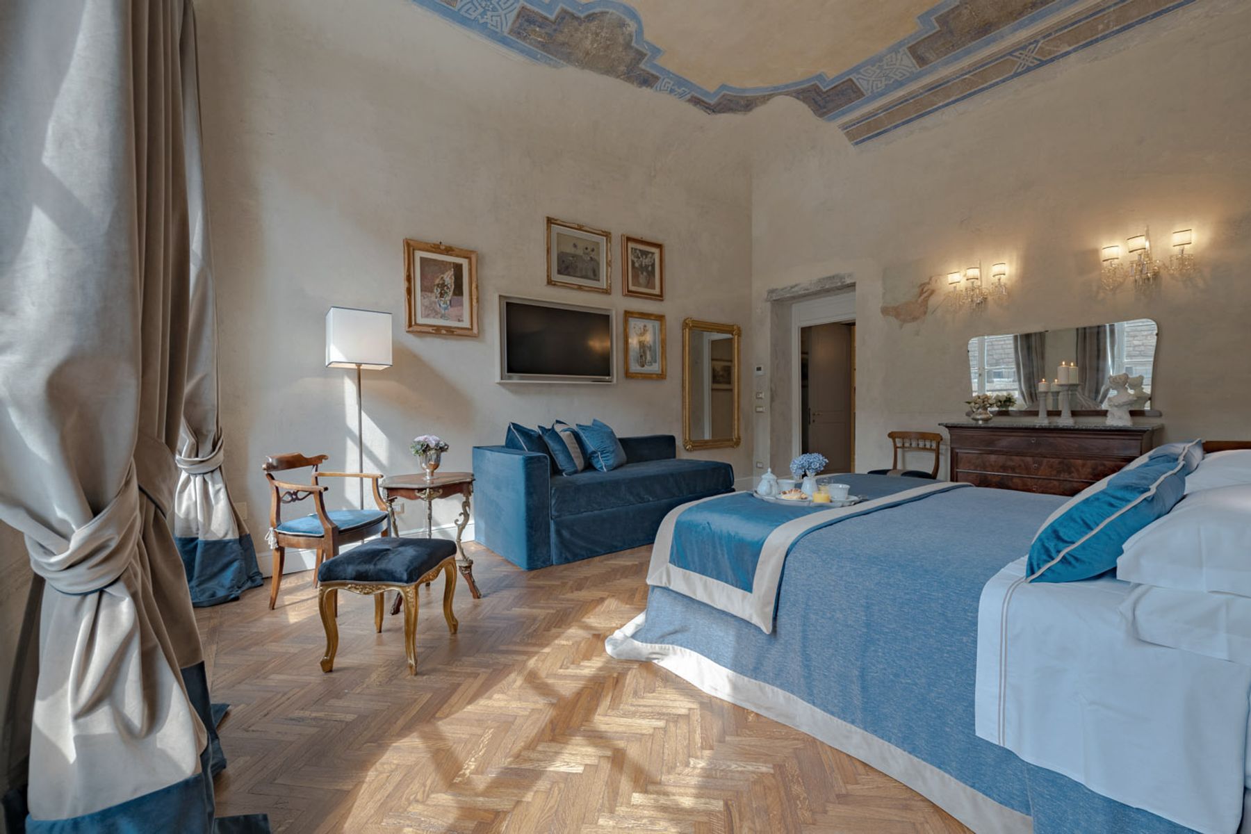 Capital villa photo.