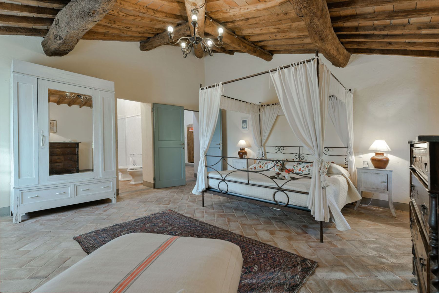 Leonardo villa photo.