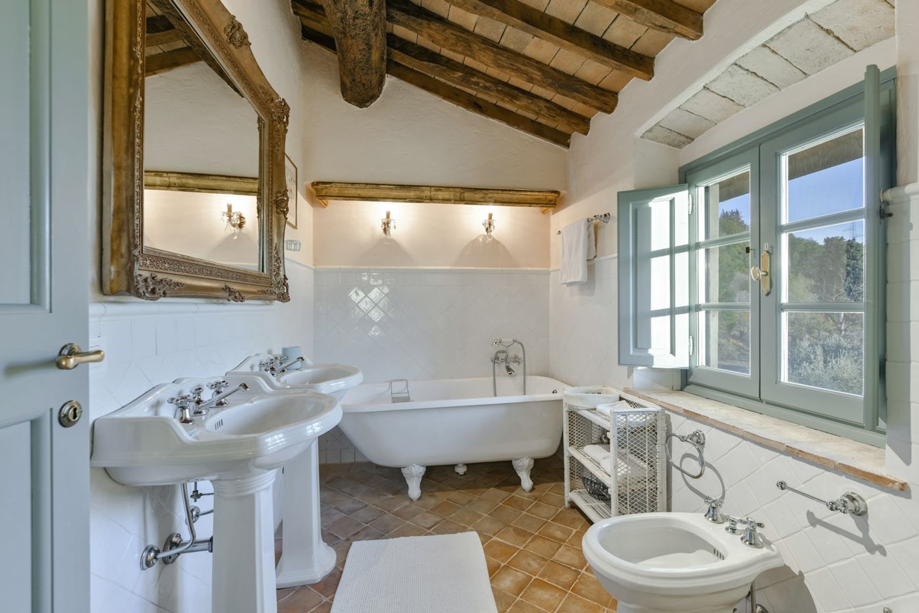 Leonardo villa photo.