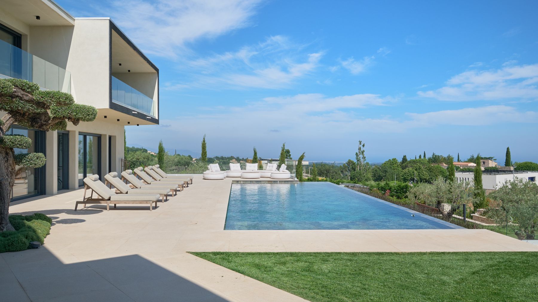 Domaine de Châteauneuf de Grasse villa photo.
