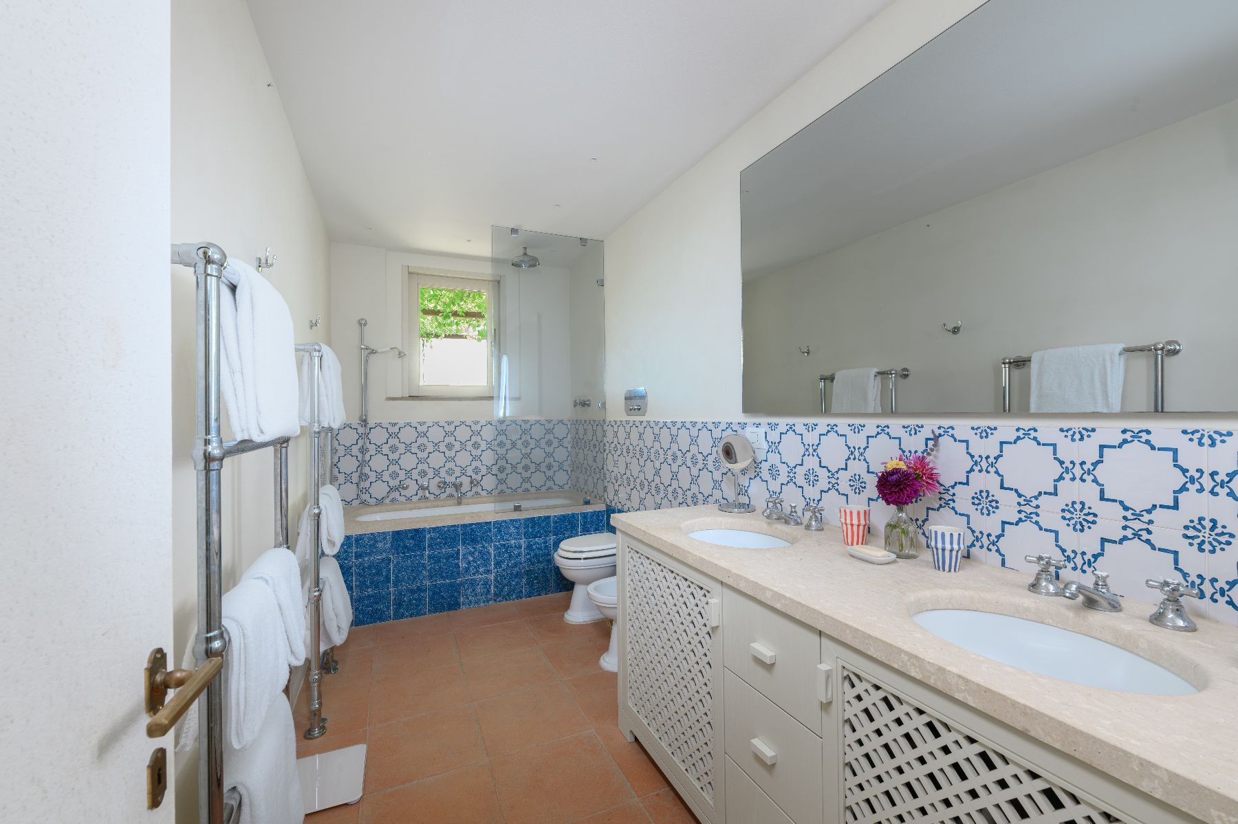 Veltuna villa photo.