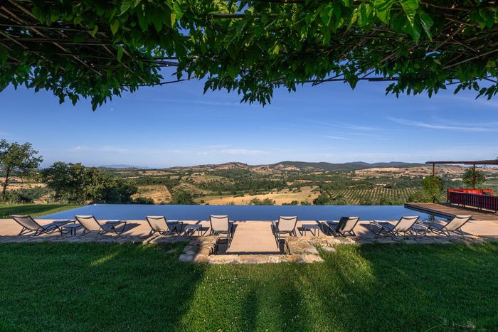 Veltuna villa photo.