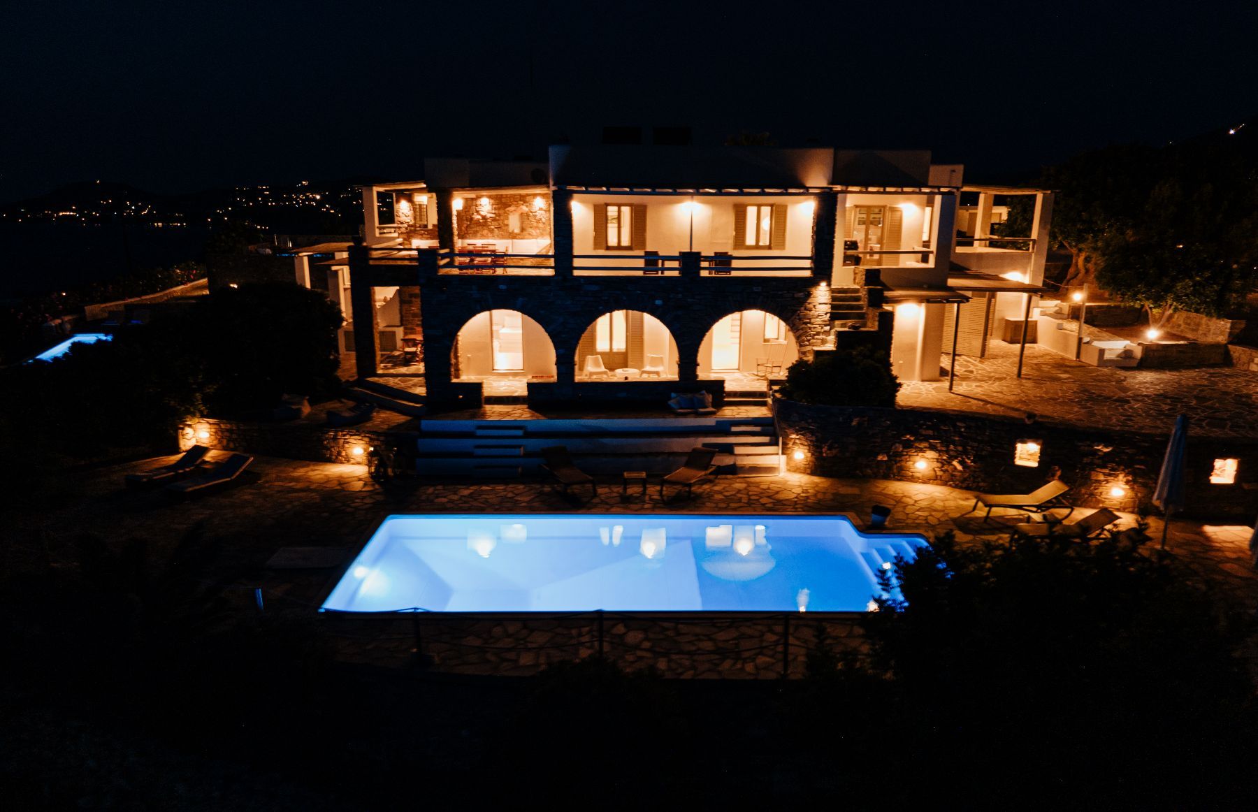 Located close to Parasporos Beach, and 2 km from vibrant Parikia town, this villa is the perfect choice for all the family on the island of Paros.