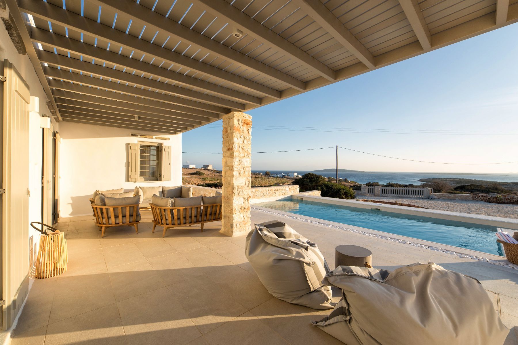 A sensational sunset spot to relax and spend time together, on the covered outdoor lounge. 