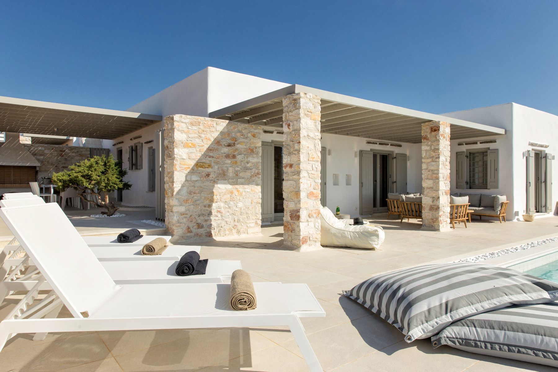 This luxury villa enjoys a privileged location in the area of Makria Miti, only a short drive from the beautiful village of Alyki.