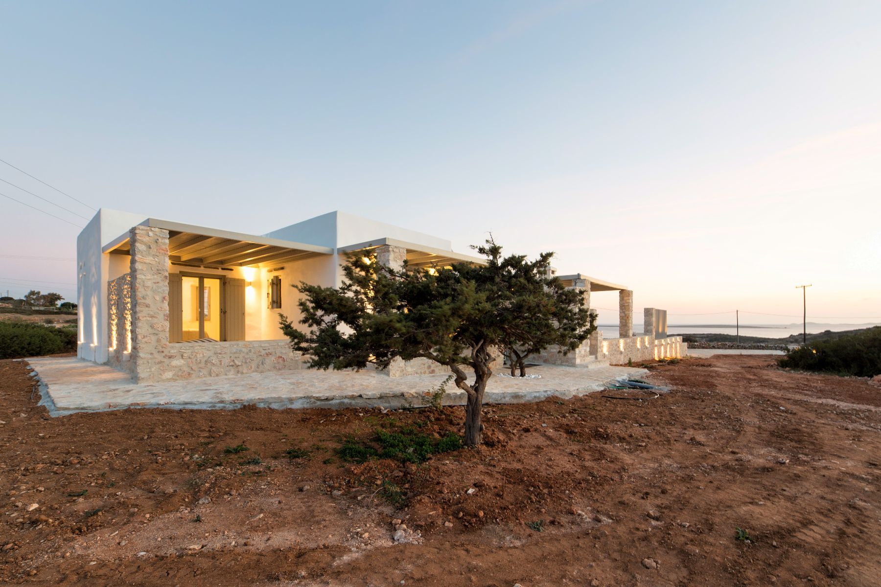 Set in two separate buildings, this residence is ideal for families and groups of friends or couples, wishing to travel together on the island of Paros. 