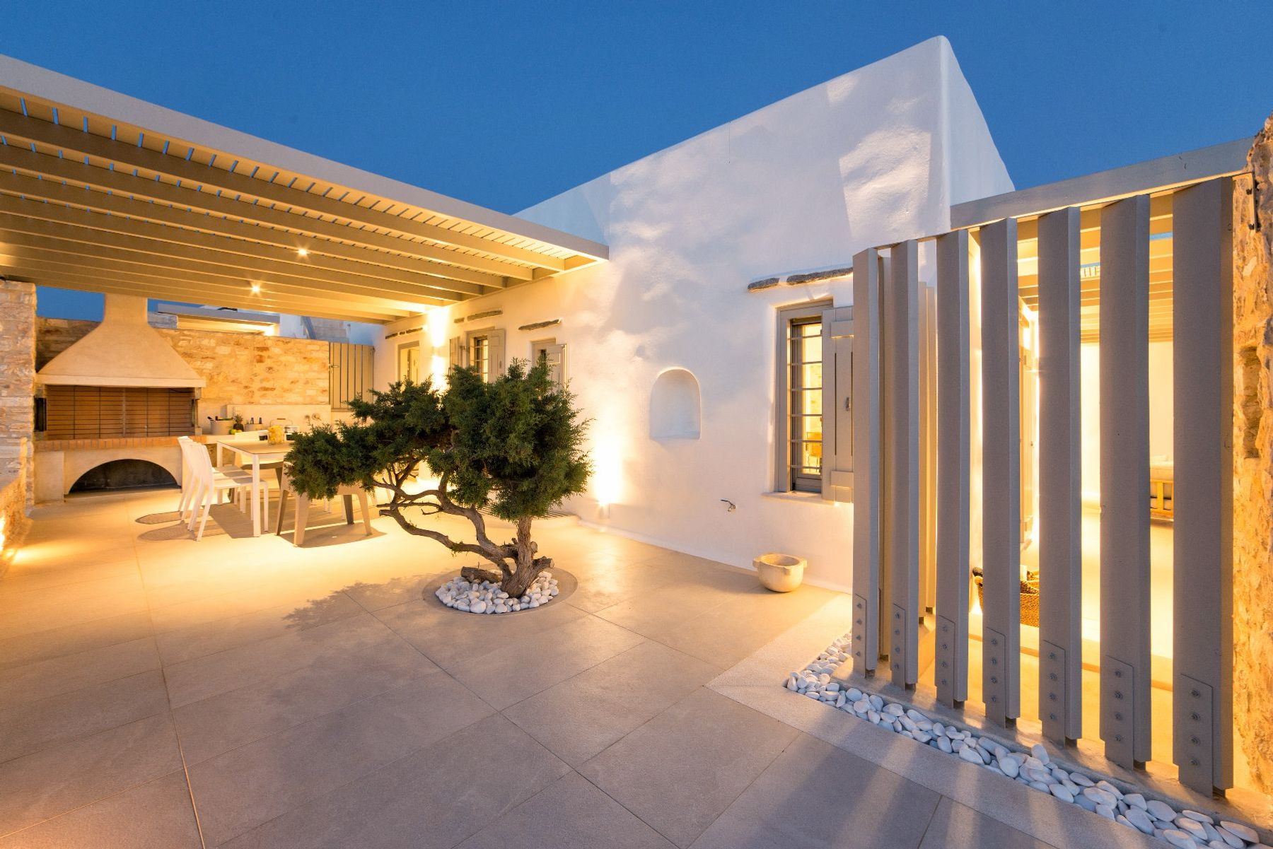 Plenty of entertainment space for loved ones during warm balmy evenings, with the outdoor wood-fire BBQ and lounge areas.