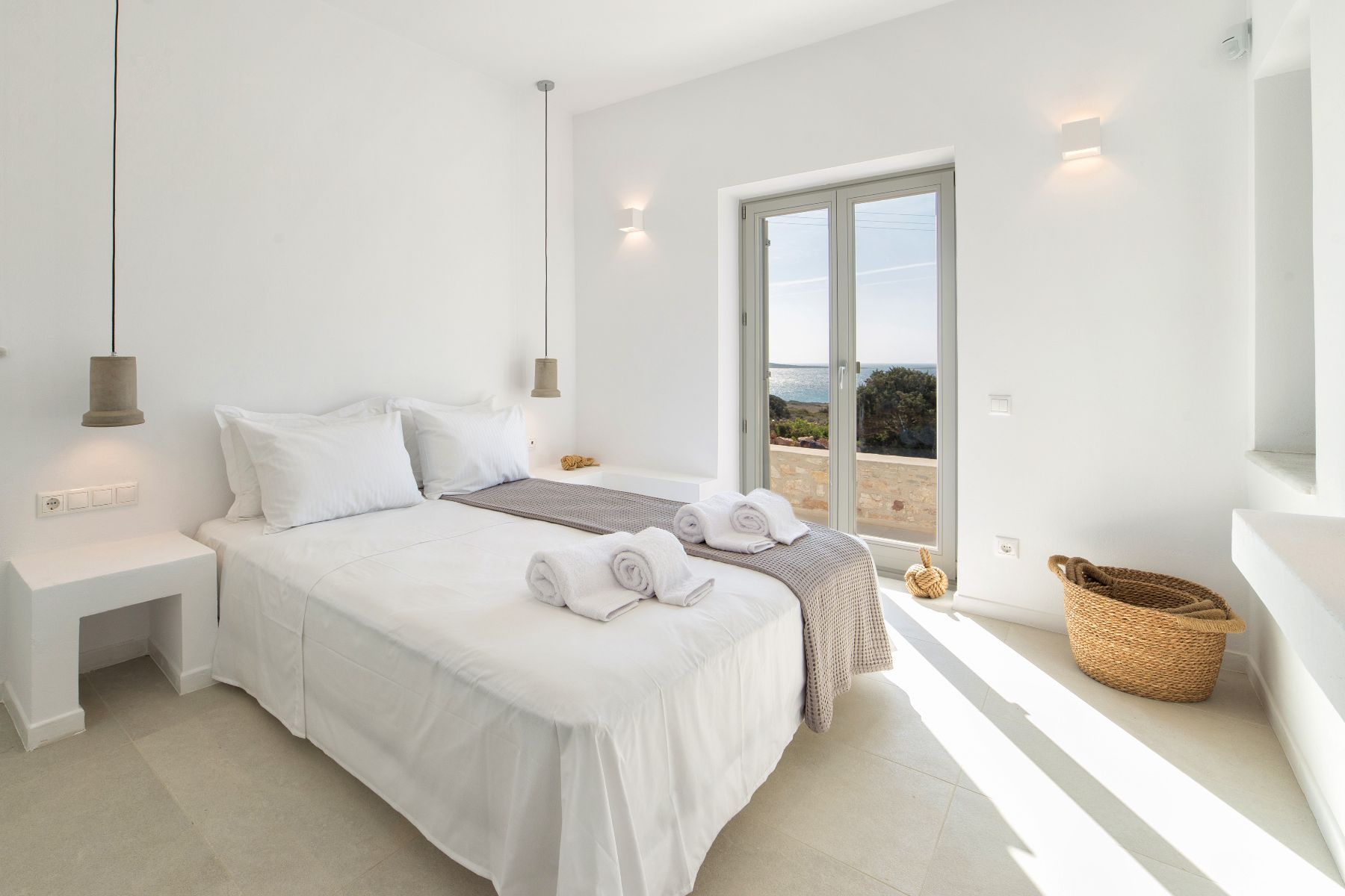 Twin bedroom, that can be converted into a double bed with anti-allergic bedding, a shared bathroom, and balcony with a sea view.