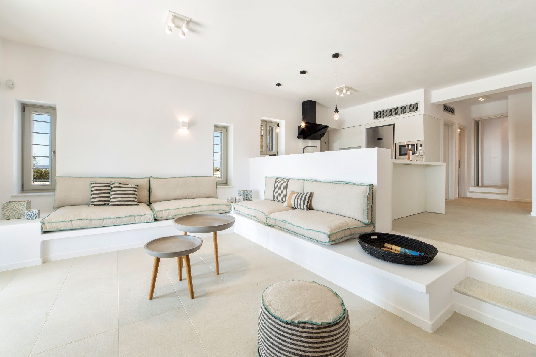 Clean lines, natural colors and carefully selected furnishings and materials, command the whole indoor space. Making the interiors bright and comfortable for everyone. 