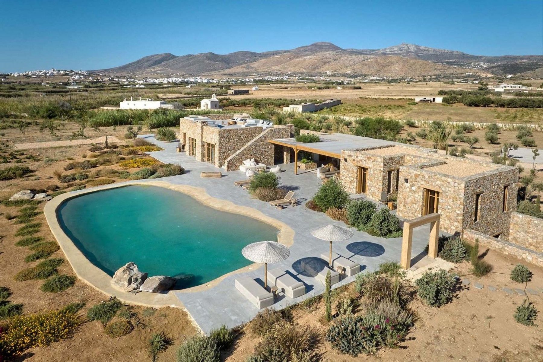 A spacious luxury getaway in the utmost seclusion and with bespoke home comforts on the island of Paros. 