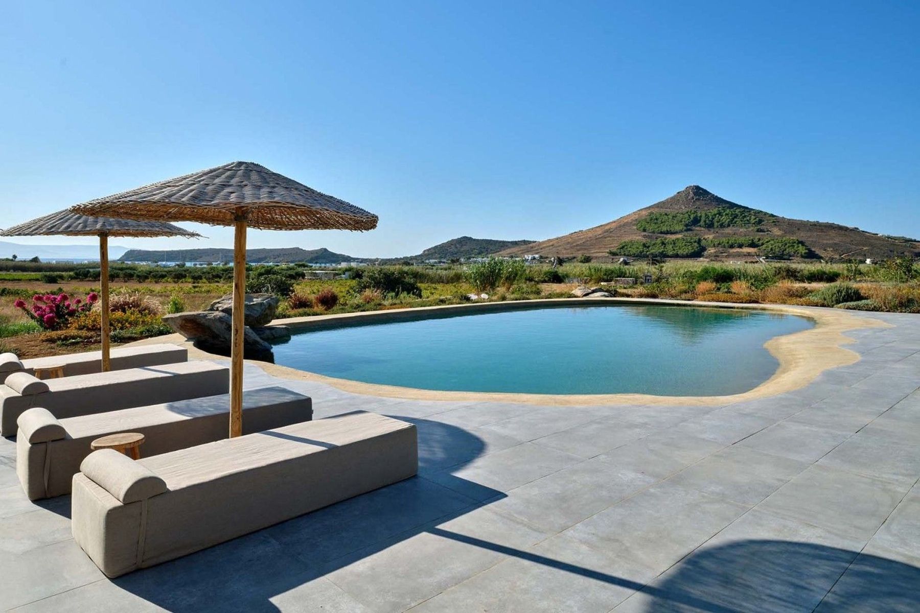 The zero-entry large saltwater pool really plays with your mind, making you feel like swimming at the seaside. 