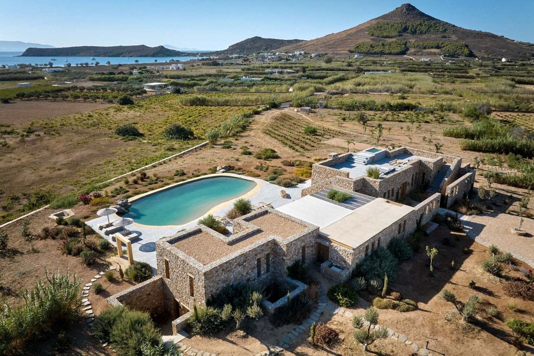 The villa has a privileged location with easy access to Molos beach and to Naousa town, so you won’t miss a thing from the magic of Paros. 