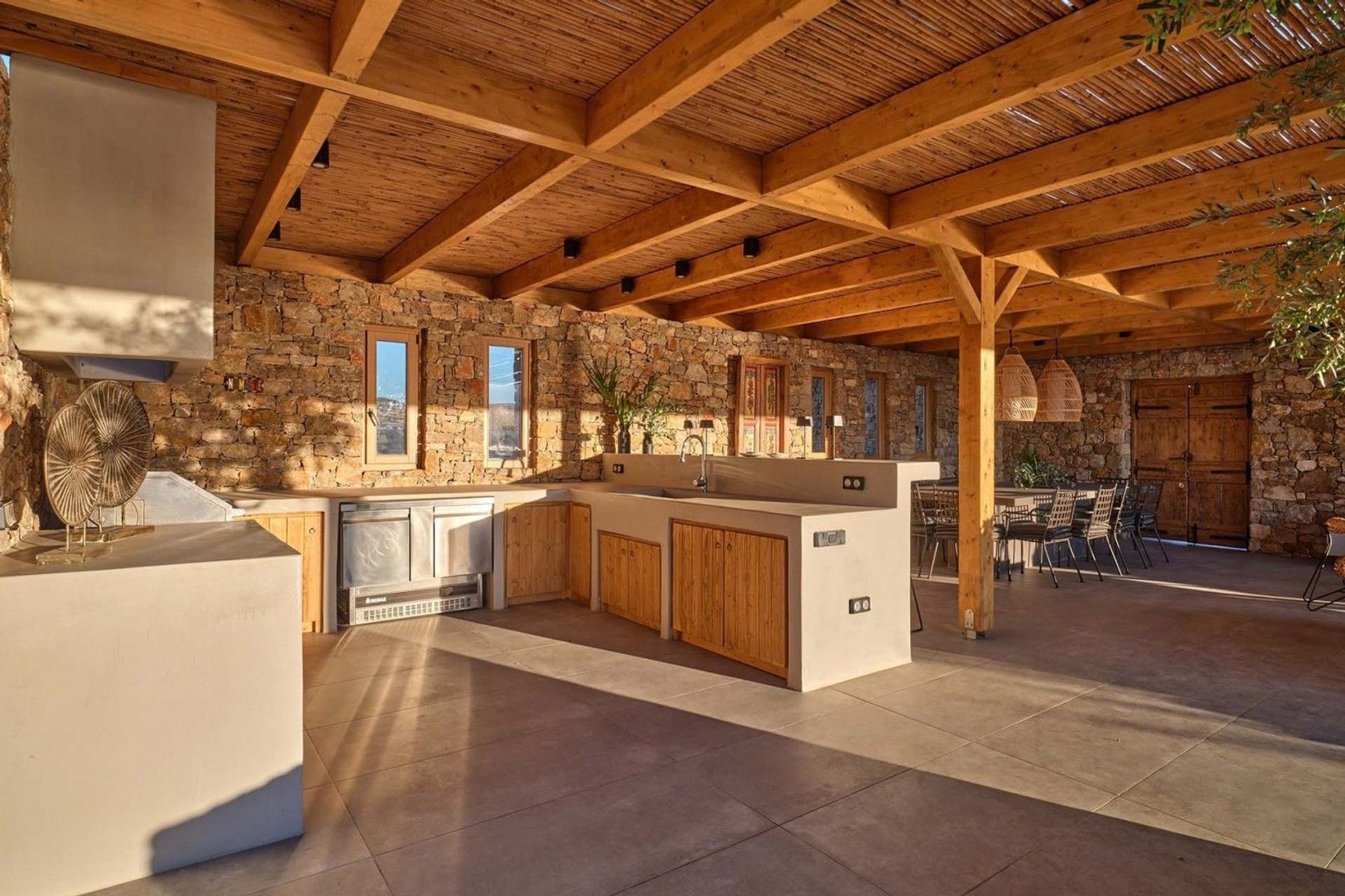 Outdoor shaded dining area for up to 10 guests, and stunning separate outdoor kitchen and bar area.