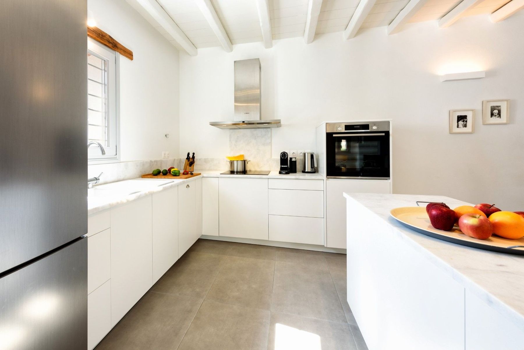 Fully equipped modern kitchen, ideal for creating delicious delights with loved ones.