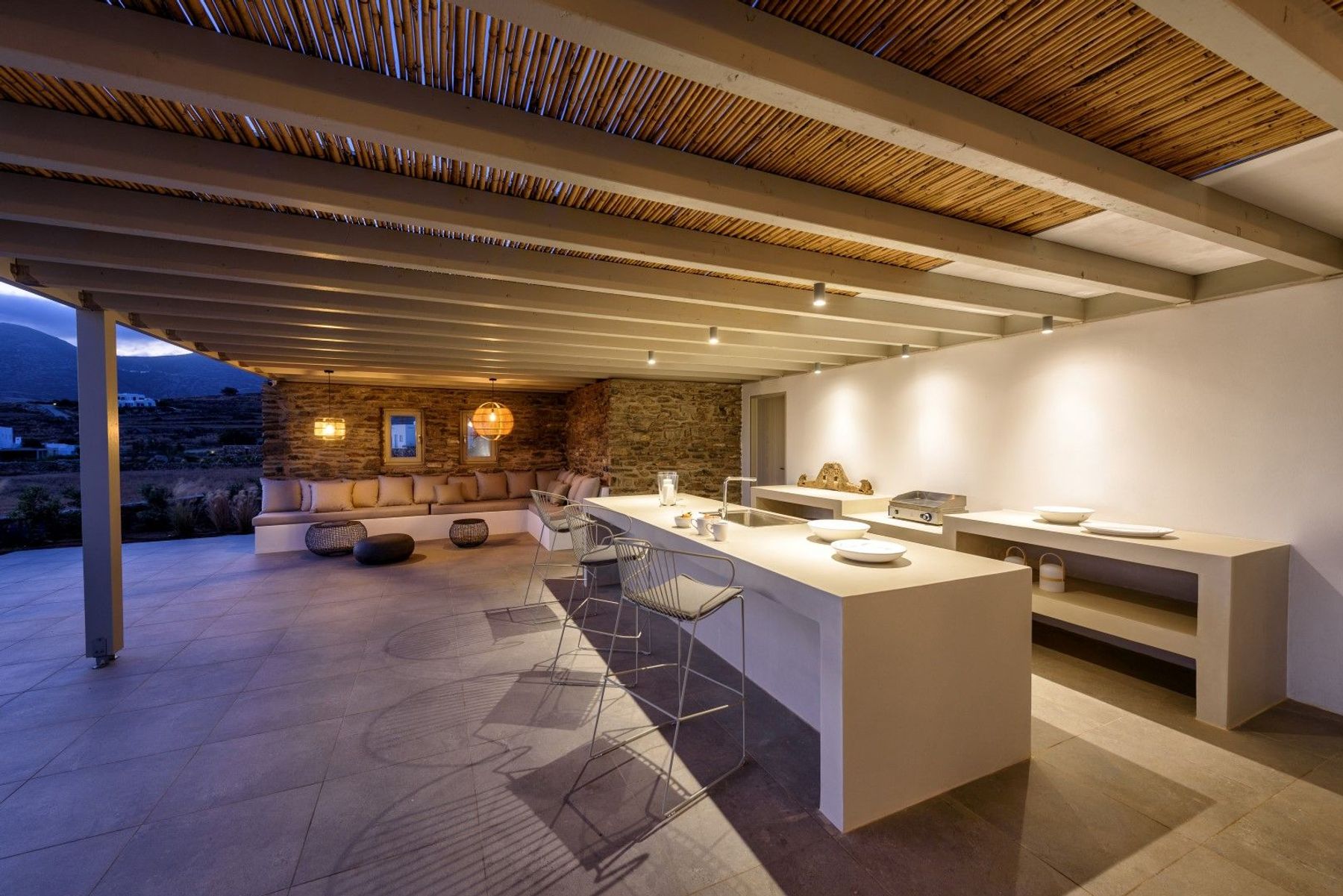 Spend time together in the spacious outdoor lounge and bar area.