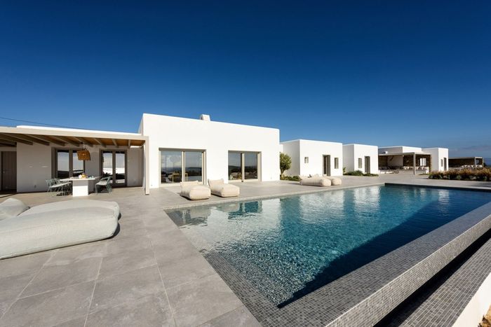 A superb modern house which enjoys panoramic views of the Golden Beach Bay.