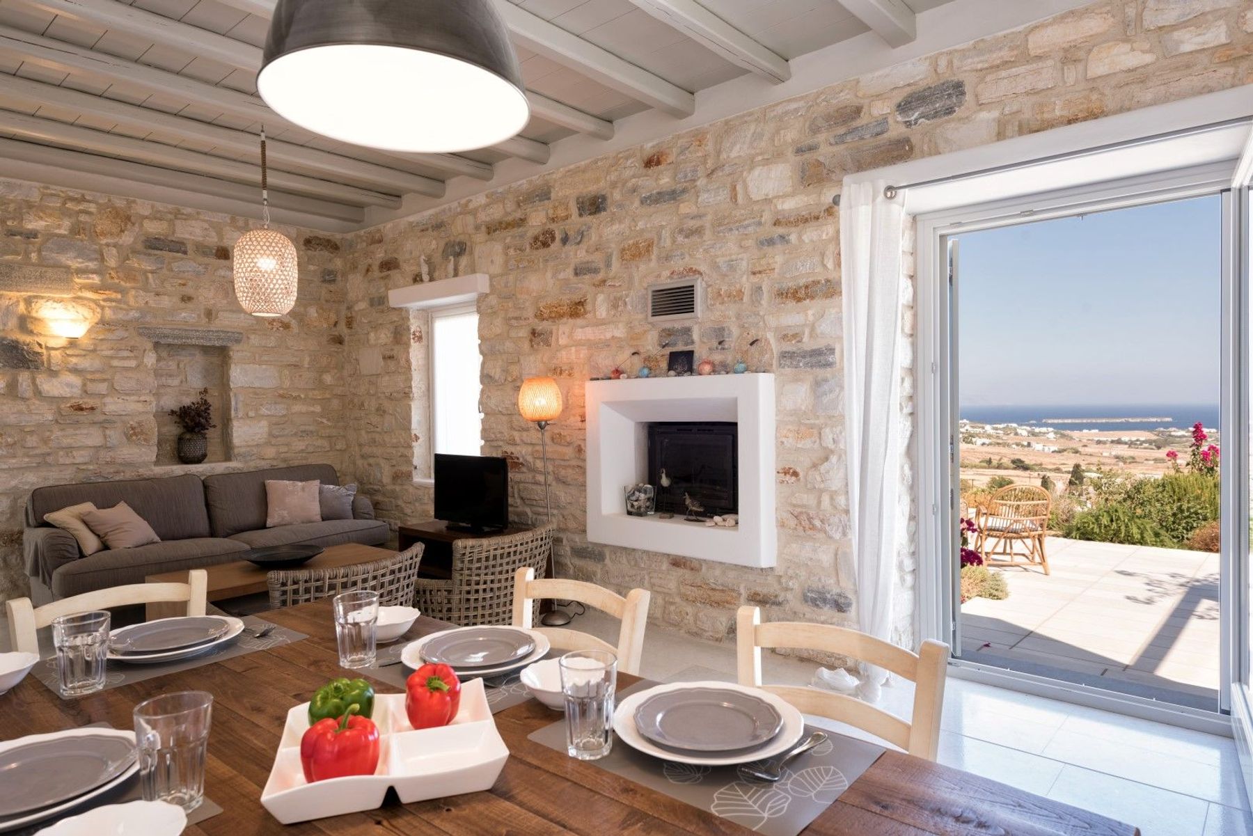 Dining area with a table that seats six guests, with direct access to the terrace.