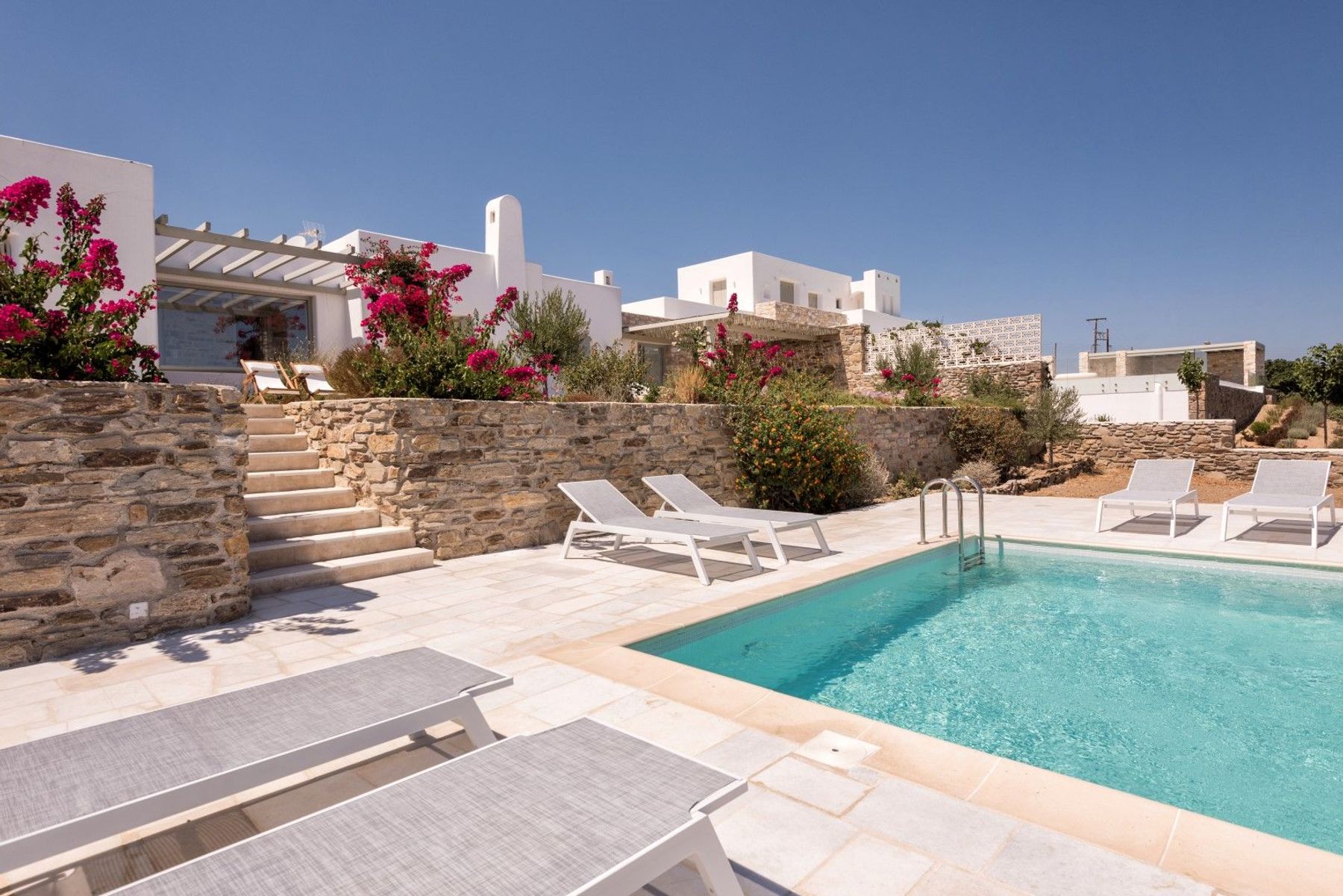 Luxurious villa built in a charming Cycladic style, with sweeping sea views.