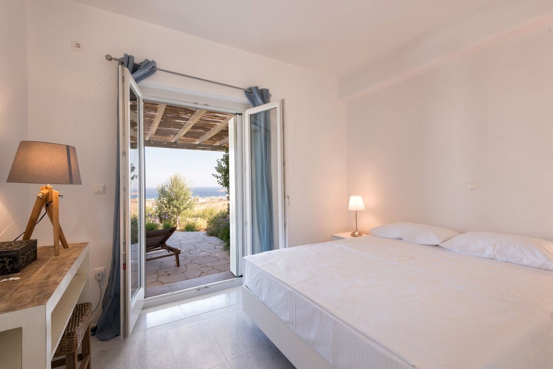 Double bedroom with direct access to a patio with sea views.