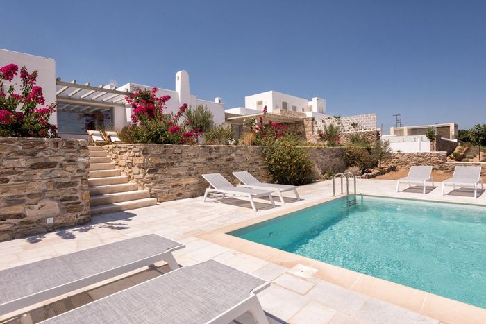 Luxurious villa built in a charming Cycladic style, with sweeping sea views.